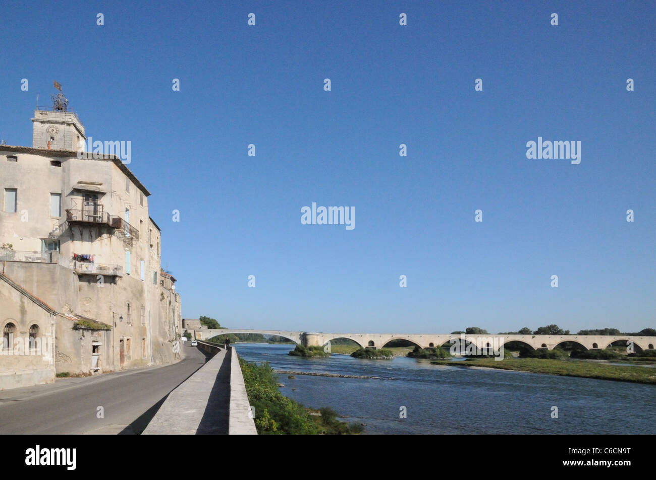 Edifici vecchi e il ponte sul fiume Rodano a Pont St Saint Esprit Gard Francia Foto Stock Edifici vecchi e il ponte sul fiume Rodano a Pont St Saint Esprit Gard Francia Foto Stock