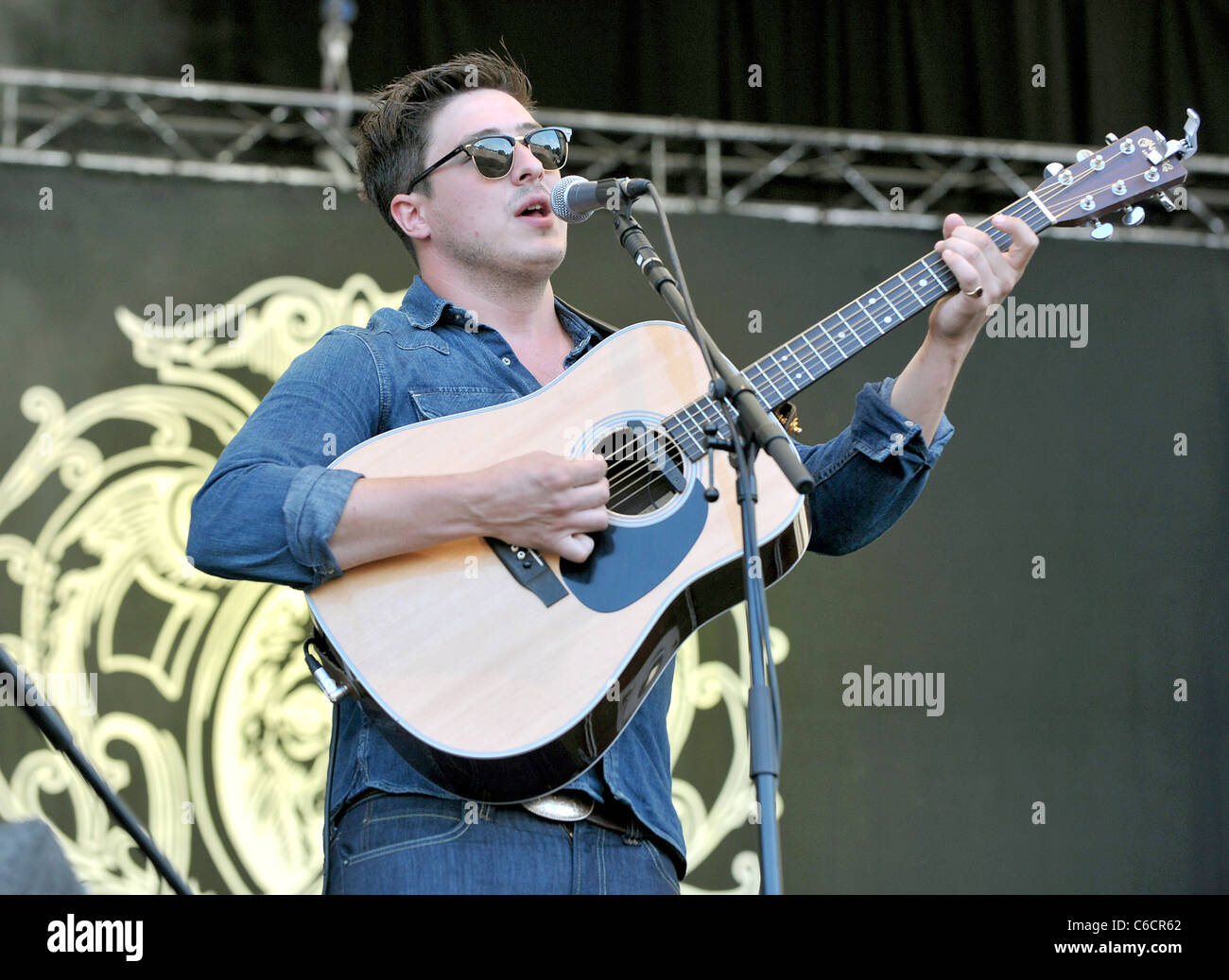 Mumford e figli si esibisce dal vivo sul palco durante il giorno 3 Dell Latitude Festival 2010 a Henham Park Station Wagon Southwold, Inghilterra - Foto Stock