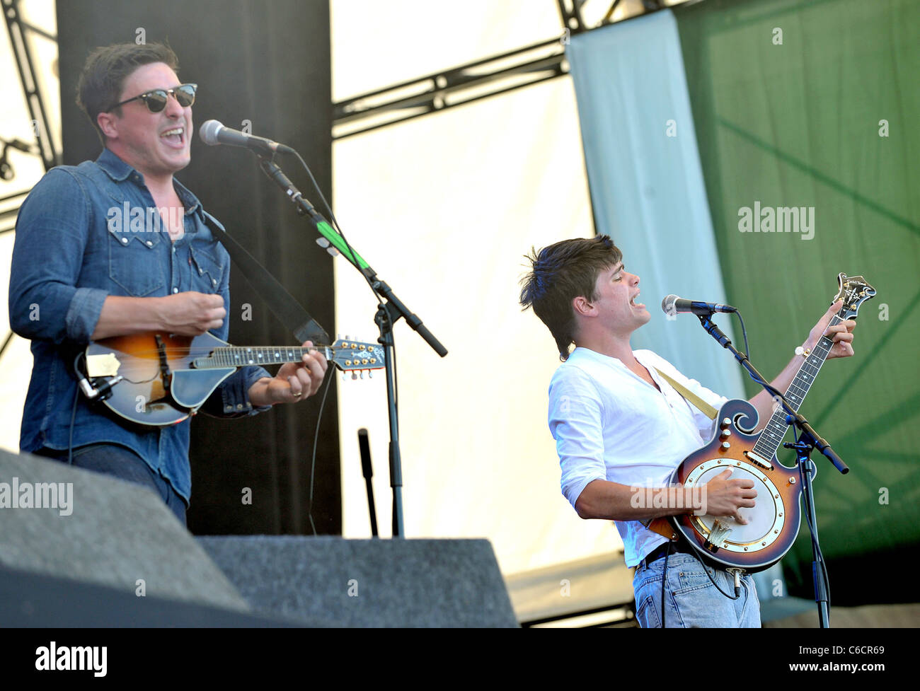 Mumford e figli si esibisce dal vivo sul palco durante il giorno 3 Dell Latitude Festival 2010 a Henham Park Station Wagon Southwold, Inghilterra - Foto Stock