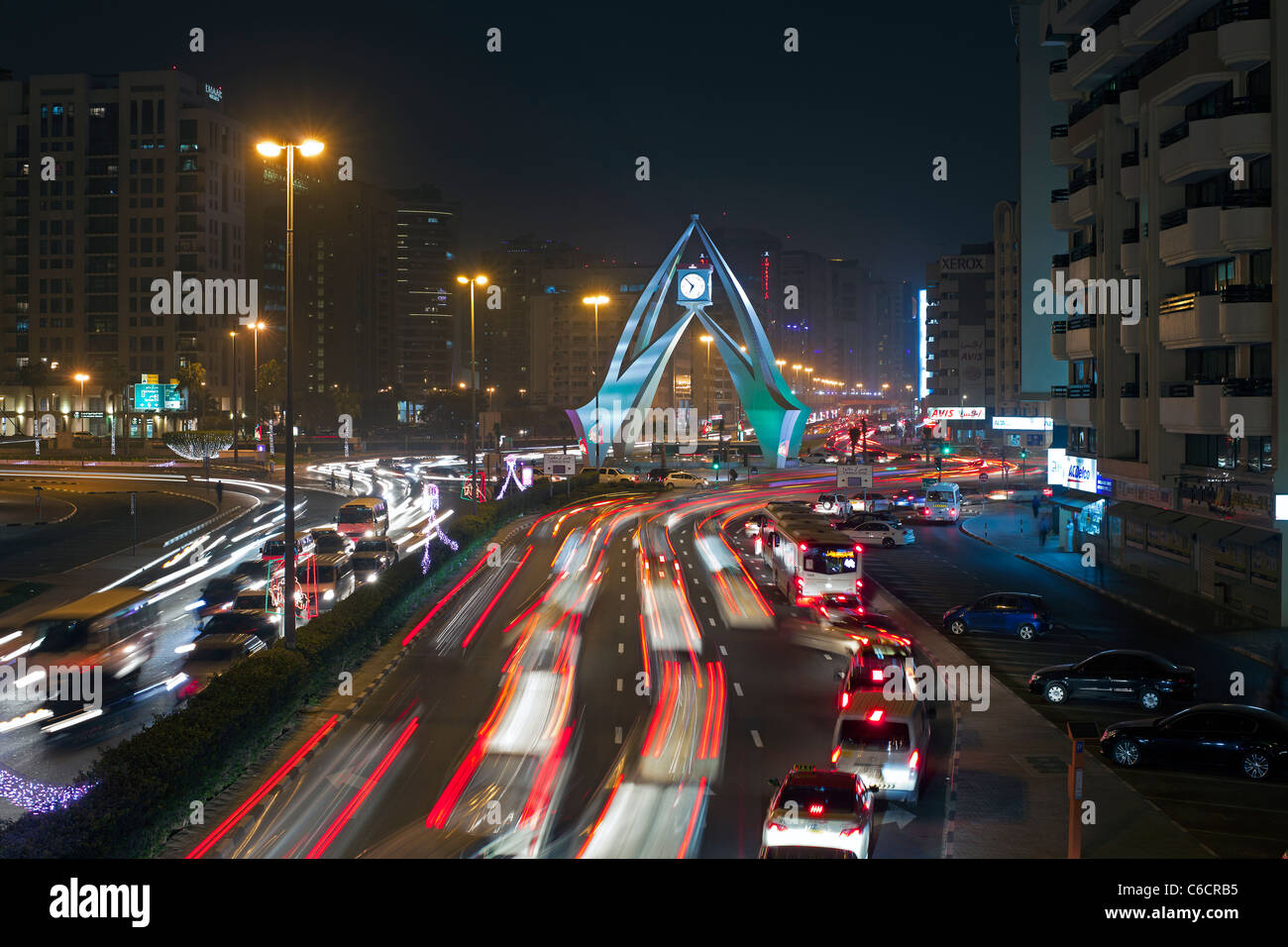 Dubai, UAE, congestione del traffico presso la Torre dell Orologio rotatoria sulla strada Al-Maktoum Foto Stock