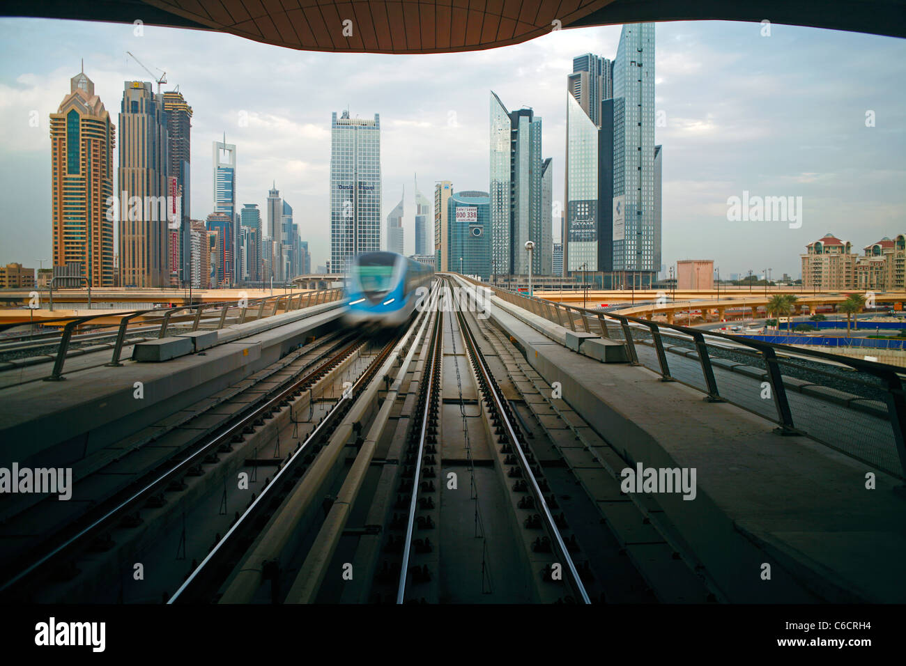 Aperto nel 2010, il Dubai metropolitana MRT, in movimento lungo la Sheikh Zayed Road al crepuscolo, Dubai, Emirati Arabi Uniti Foto Stock