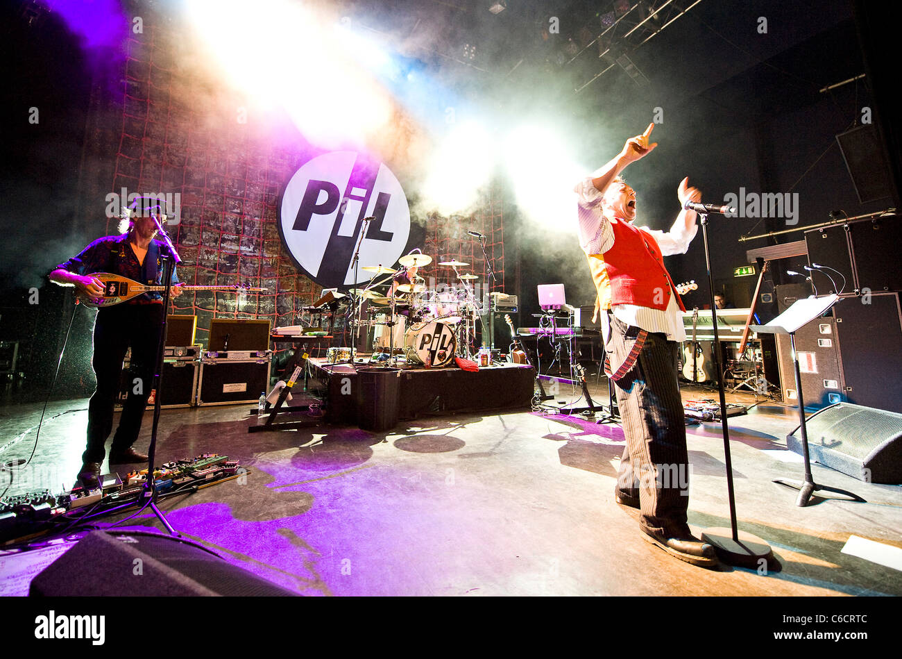 Il cantante John Lydon di PiL, immagine pubblica Ltd si esibisce dal vivo  sul palco a Shepherds Bush Empire di Londra - Inghilterra - 19.07.10 Foto  stock - Alamy