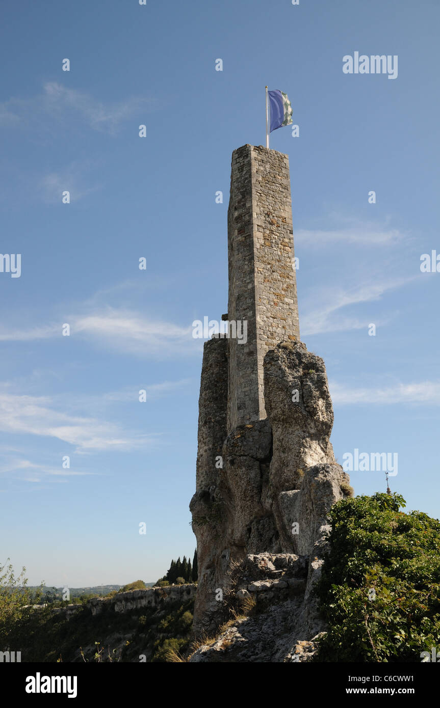 I resti del castello di mura di fortificazione del borgo Aigueze sopra Ardeche Gard Francia Foto Stock