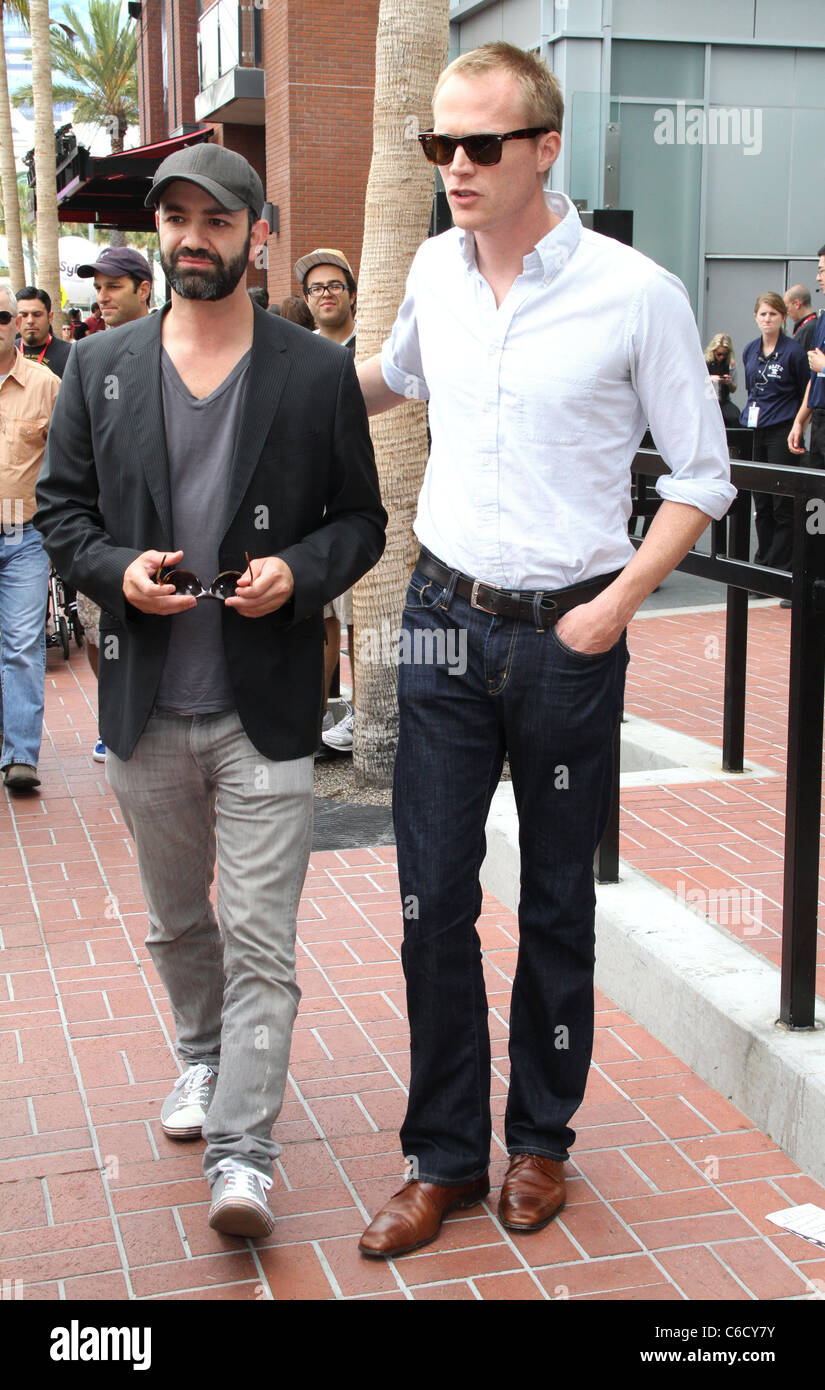 Paul Bettany e un amico sono visto lasciare l'Hard Rock Cafe. San Diego, California - 24.07.10 Agent47 Foto Stock