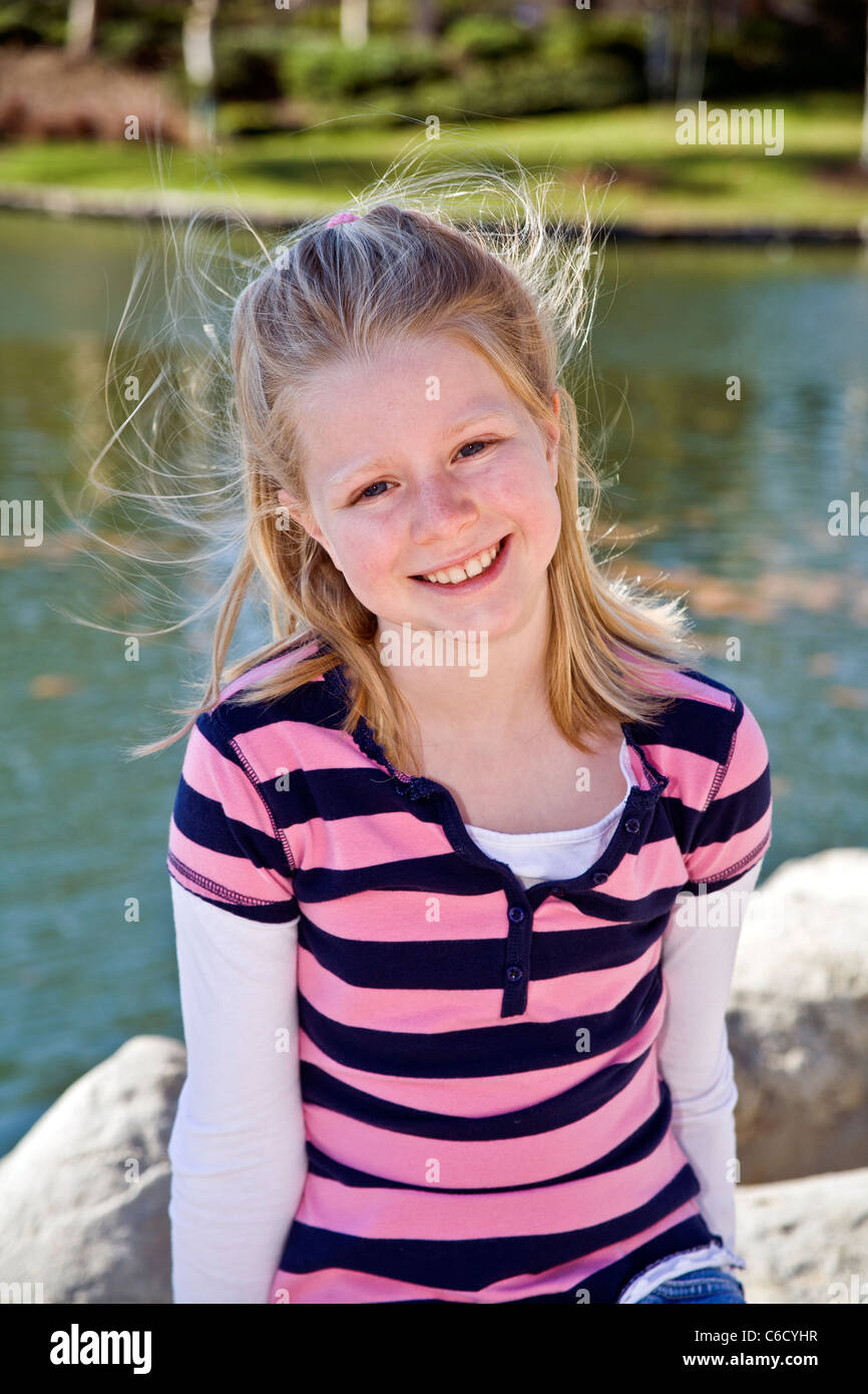 Caucasian ragazza bionda 8-10 anni vecchia ragazza nel parco. Stati Uniti signor © Myrleen Pearson Foto Stock