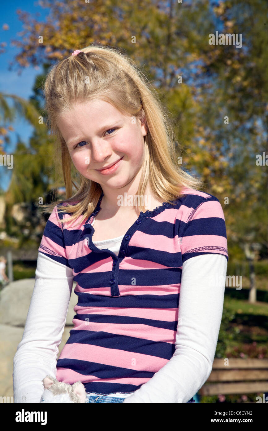 Caucasian ragazza bionda 8-10 anni anno vecchia ragazza nel parco. Signor © Myrleen Pearson Foto Stock
