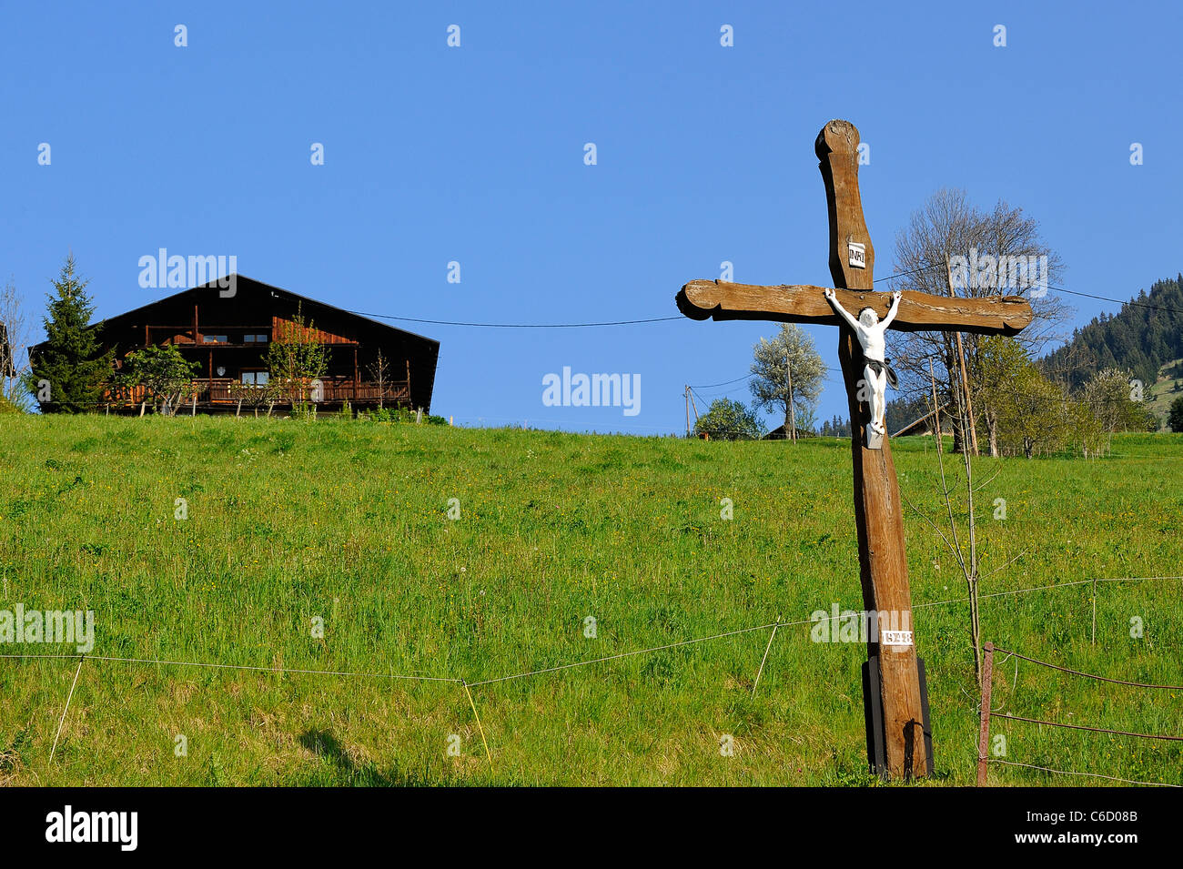 Una croce cristiana con la figura di Cristo, villaggio di Hauteluce nella regione di Beaufortain nelle Alpi francesi, Savoie, Europa Foto Stock