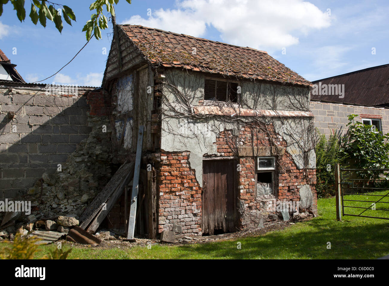 Sgangherate malandato edificio del paese Foto Stock
