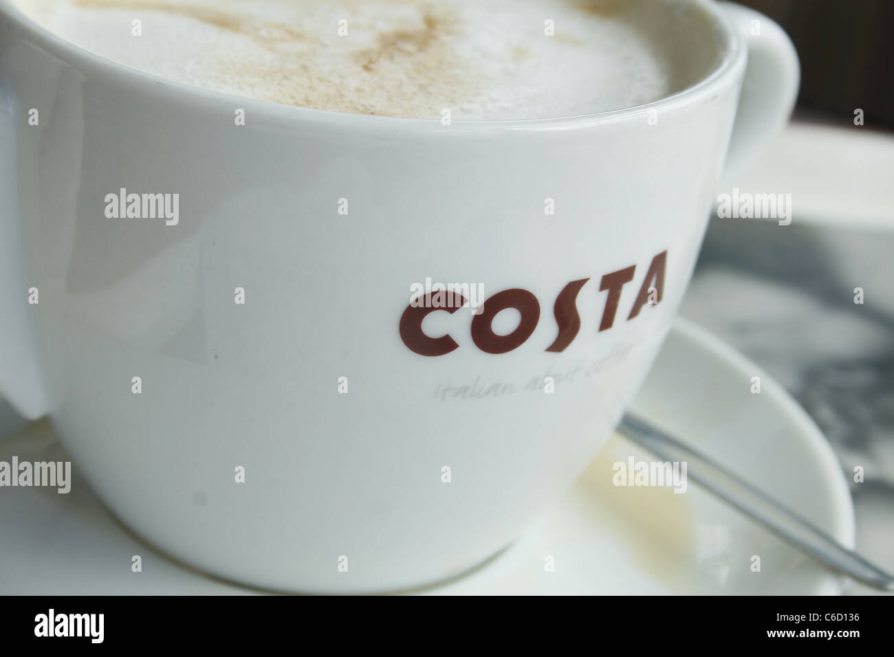 Immagine del latte macchiato di grandi dimensioni in costa coffee shop Foto Stock