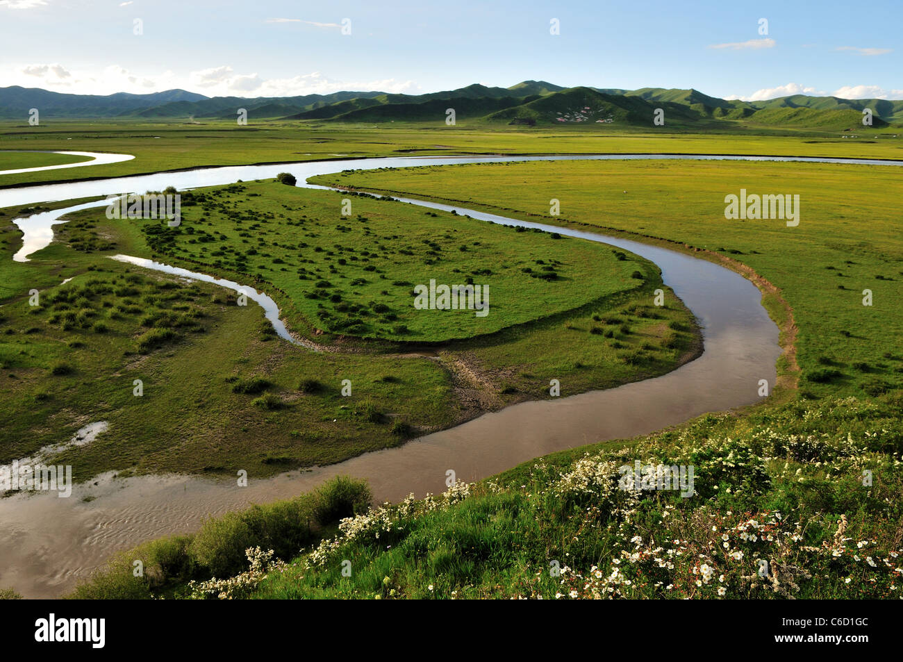 Una lanca lungo il fiume Meandro di canale. Hongyuen, Sichuan, in Cina. Foto Stock