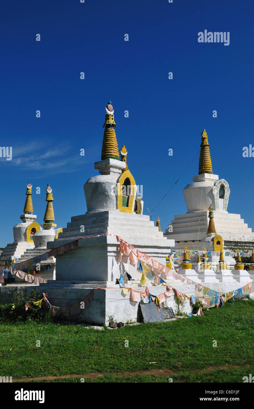 Preghiera bianche torri ad un tibetano tempio buddista. Sichuan, in Cina. Foto Stock