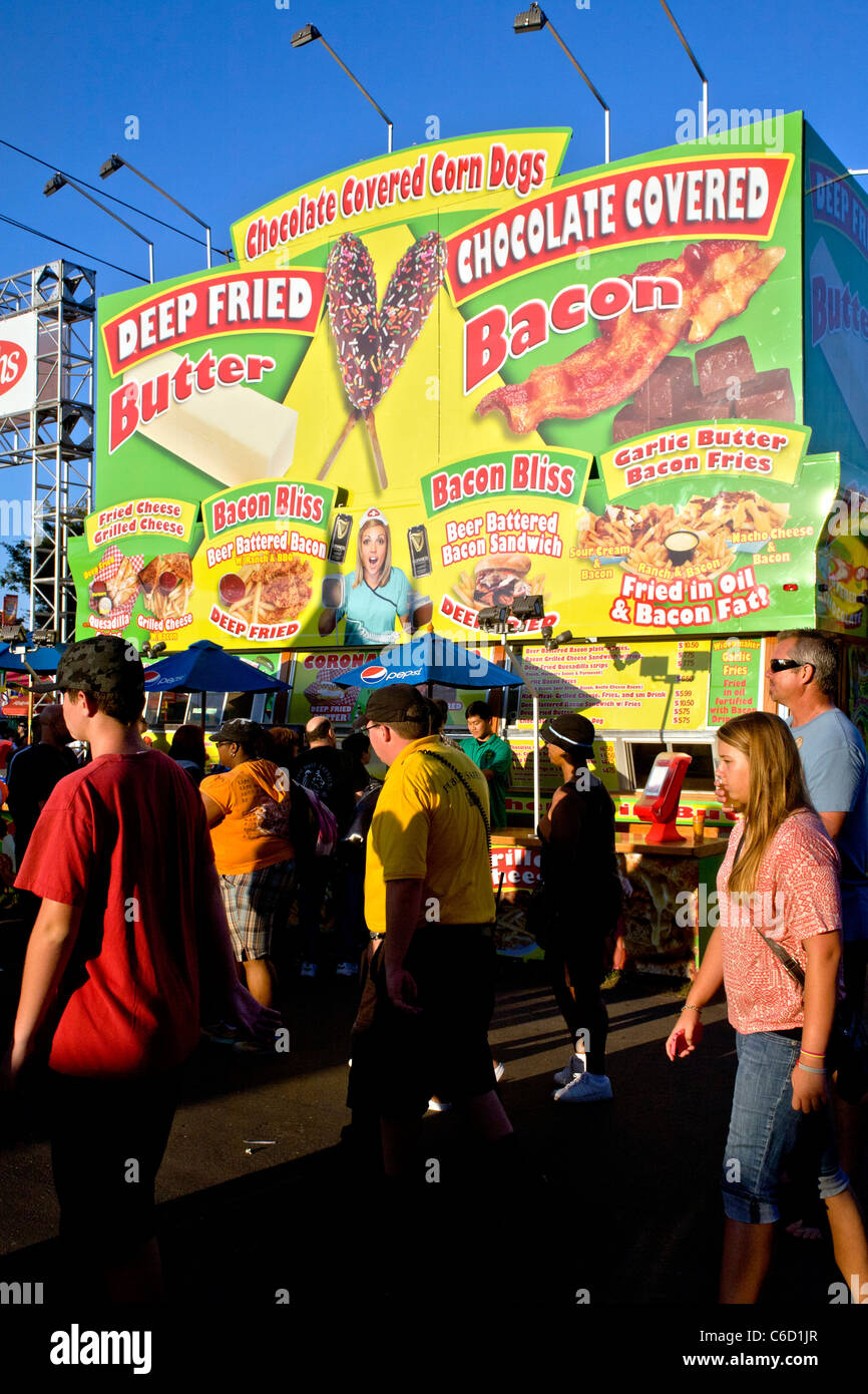 Combo coronarica deliberatamente cibo malsano è pubblicizzato nel parco di divertimenti della Orange County Fair di Costa Mesa, CA. Foto Stock