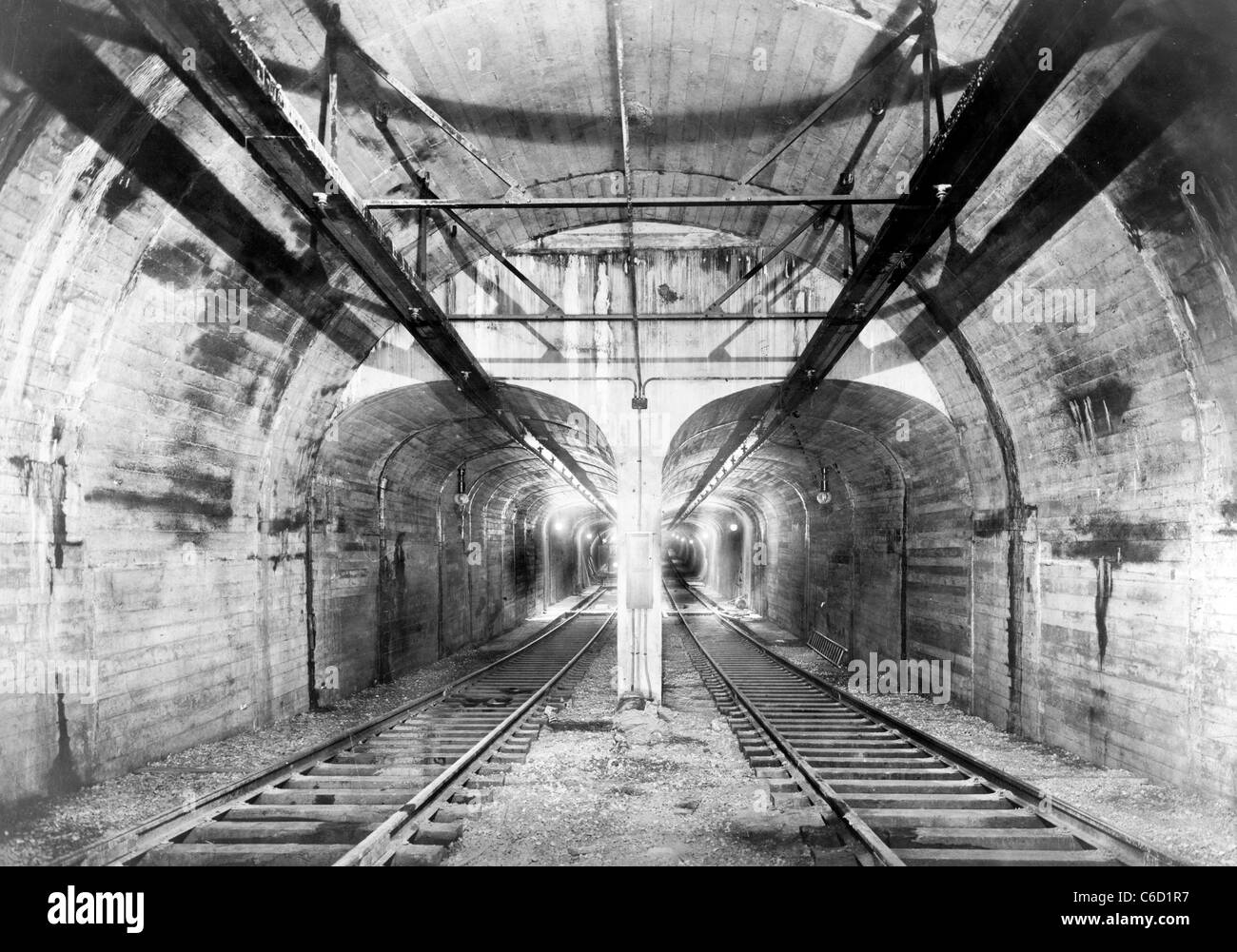 LaSalle St Tunnel (Philadelphia alla metropolitana) - guardando a sud dal north end di Twin alesaggio, circa 1912 Foto Stock