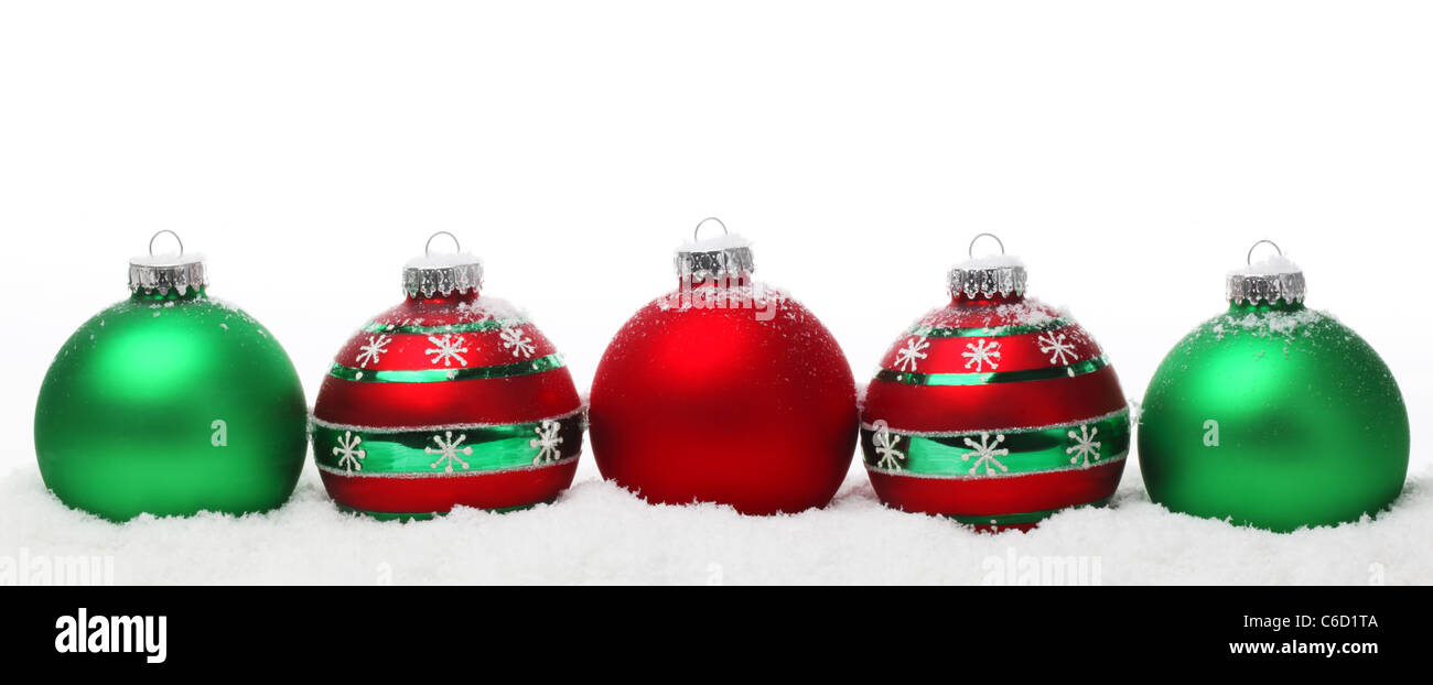 Le palle di Natale sulla neve su sfondo bianco Foto Stock