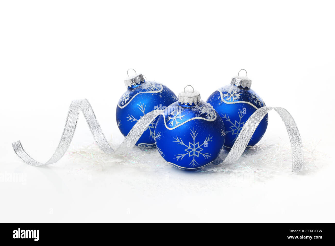 Blu palle di Natale con nastro su sfondo bianco. Foto Stock