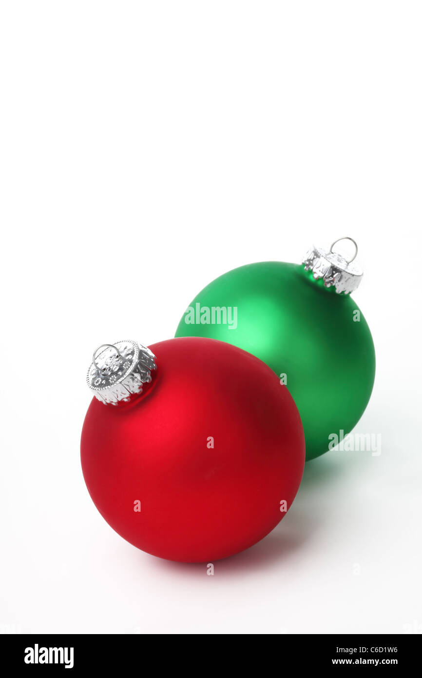 Rosso e verde palle di Natale su sfondo bianco. Foto Stock