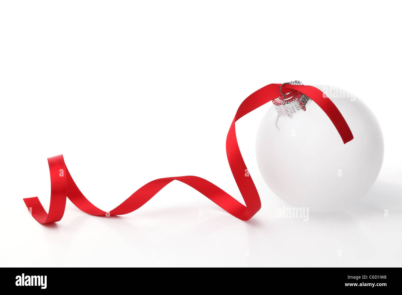 Bianco Natale sfera con nastro su sfondo bianco. Foto Stock Bianco Natale sfera con nastro su sfondo bianco. Foto Stock