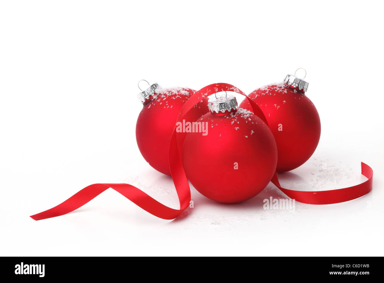 Red palla di Natale con nastro su sfondo bianco. Foto Stock