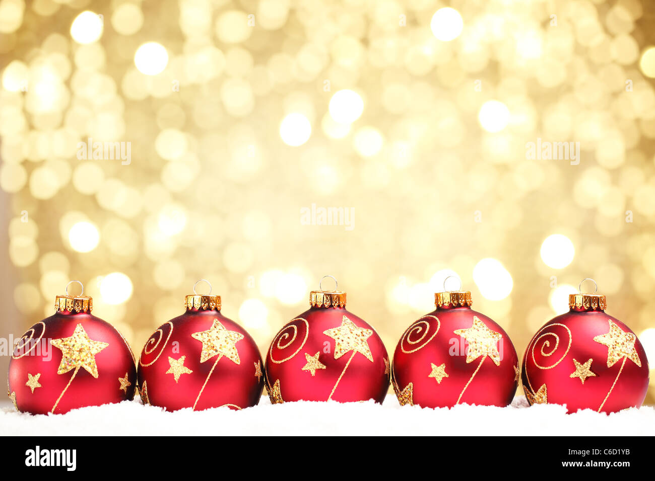 Fila di rosso lucido palle di Natale su abstract sfondo luminoso. Foto Stock