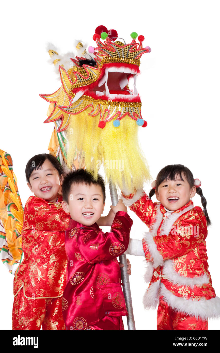 Tre bambini cinesi azienda dragone cinese Foto Stock