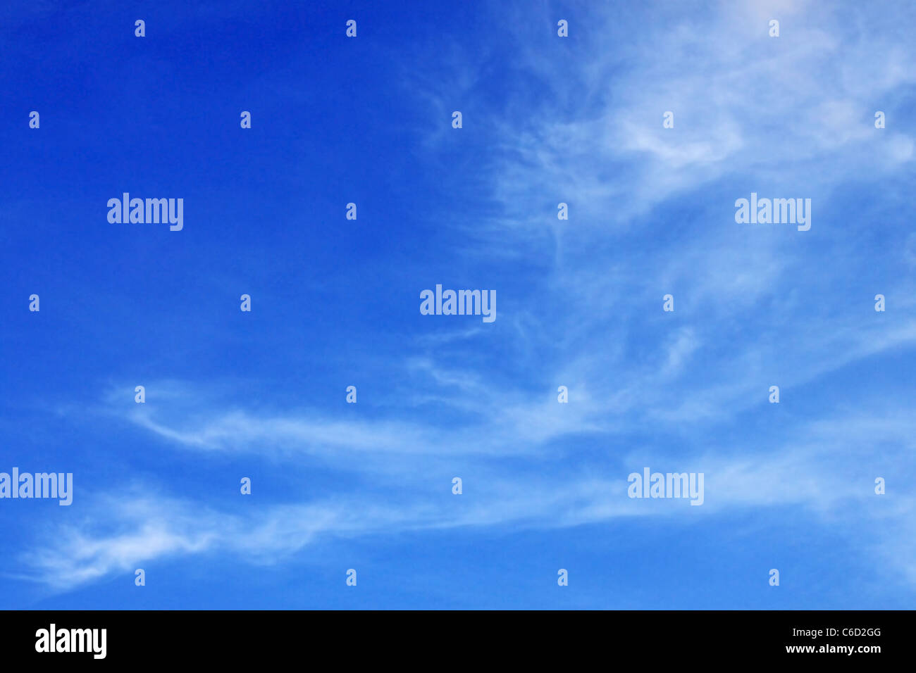 Le nuvole in un cielo blu chiaro Foto Stock