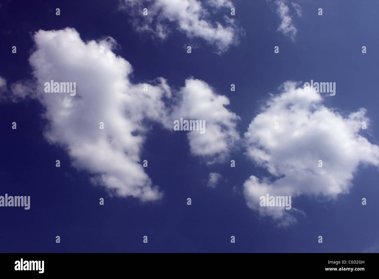 Nuvole bianche in un cielo nlue Foto Stock