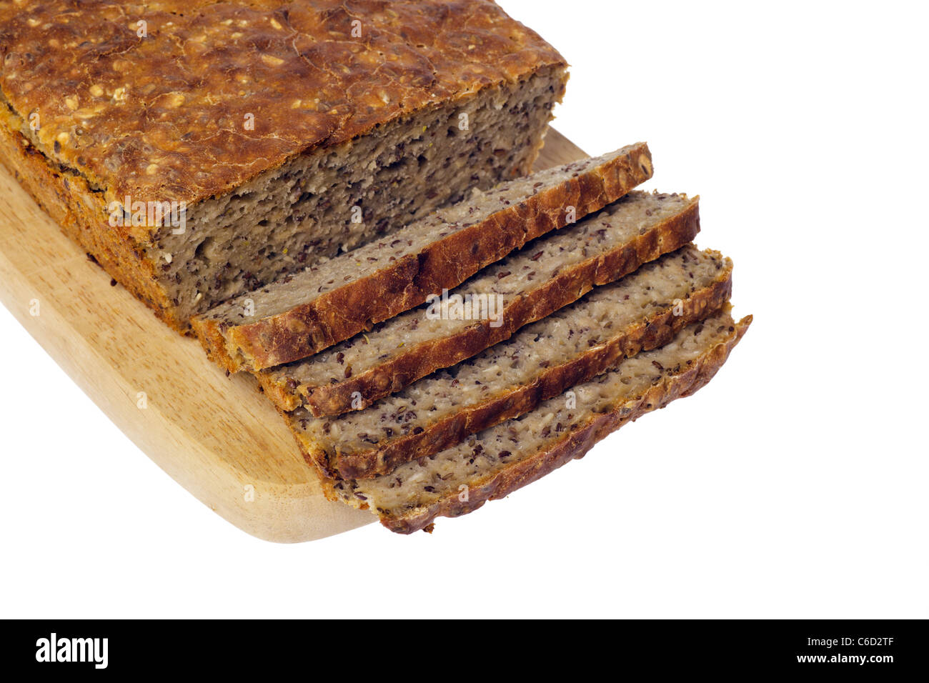 Pane di segale sulla tavola di legno isolato sfondo bianco Foto Stock