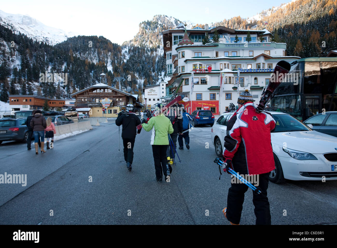 Wintersportler auf dem Weg zum Skilift, Hintertux, la gente sulla strada per lo ski-lift, Hintertux Foto Stock