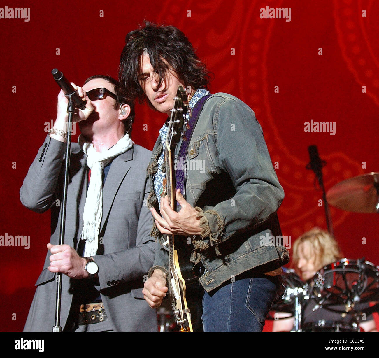 Scott Weiland e Dean cetta Stone Temple Pilots performing live in concerto il supporto di Aerosmith al Gelredome Arnhem, Foto Stock