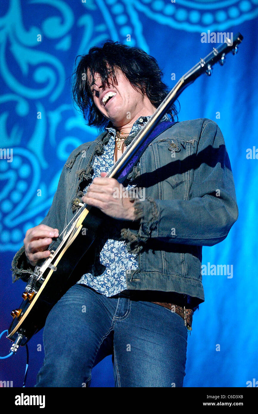 Dean cetta Stone Temple Pilots performing live in concerto il supporto di Aerosmith al Gelredome Arnhem, Paesi Bassi - 23.06.10 Foto Stock