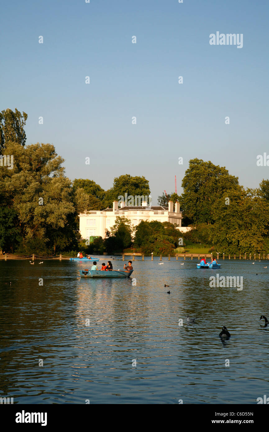 Vista sul lago in barca a Holme, Regent's Park, London, Regno Unito Foto Stock