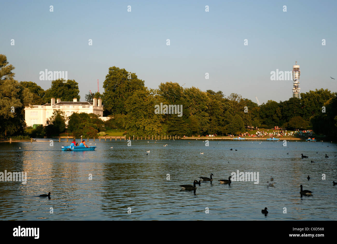 Vista sul lago in barca a Regent's Park a Holme e Telecom Tower, London, Regno Unito Foto Stock
