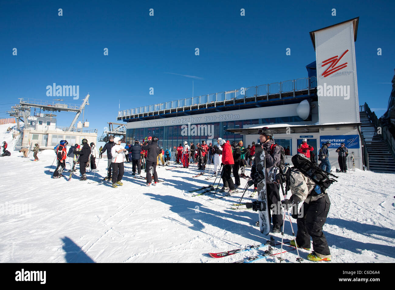 Skifahrer an der gefrorenen Wand, Gletscherhuette, Hintertuxer Gletscher, sciatore presso il ghiacciaio Hintertuxer, parete congelata Foto Stock