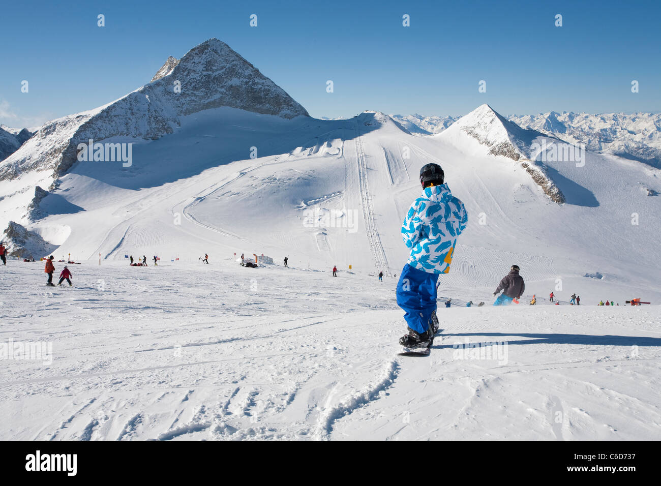 Snowboarder am Hintertuxer Gletscher, Snowboarder presso il ghiacciaio Hintertuxer Foto Stock