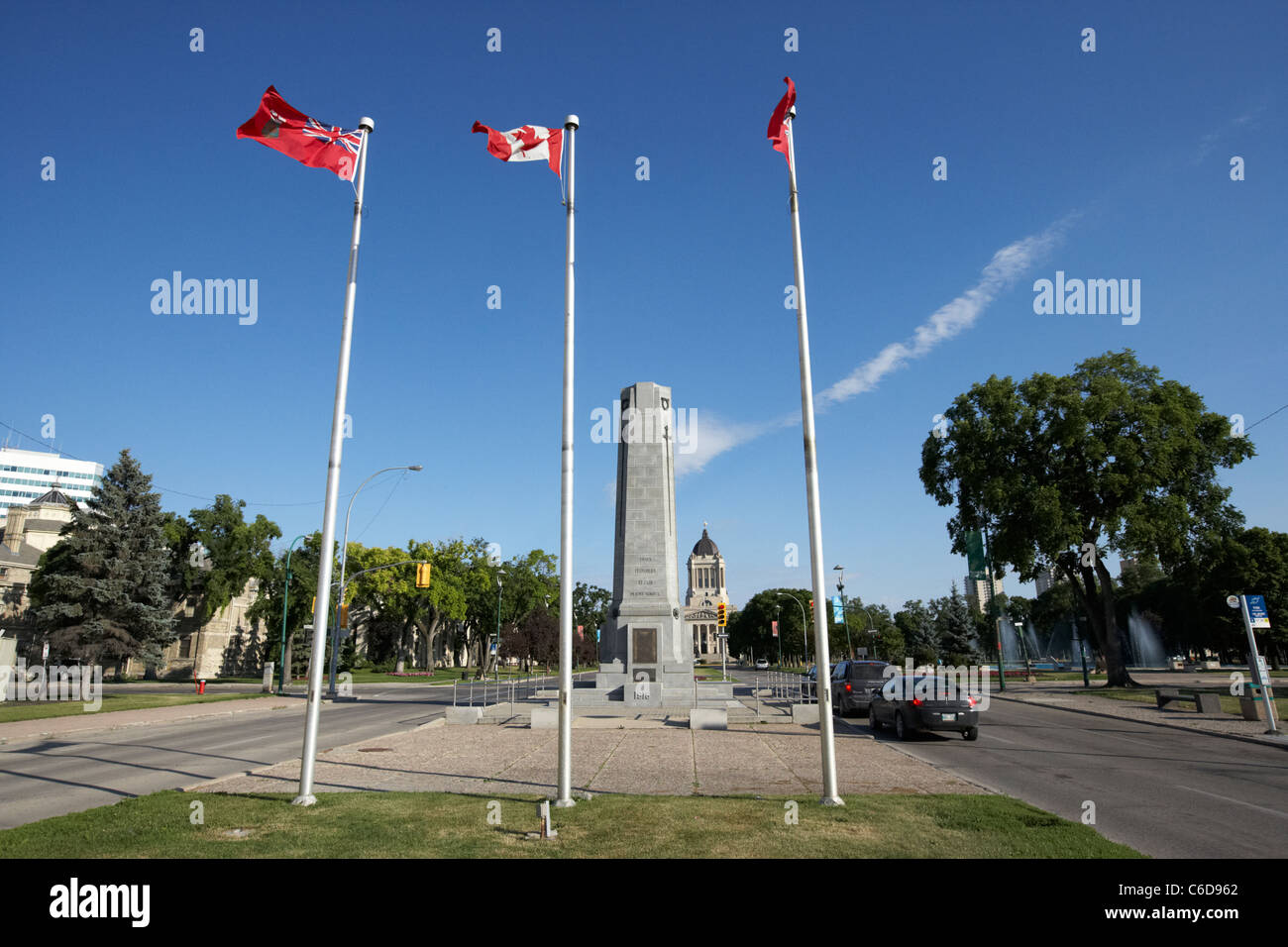 Il canadese e manitoba bandierine nella guerra mondiale 1 War Memorial memorial boulevard winnipeg Manitoba Canada Foto Stock