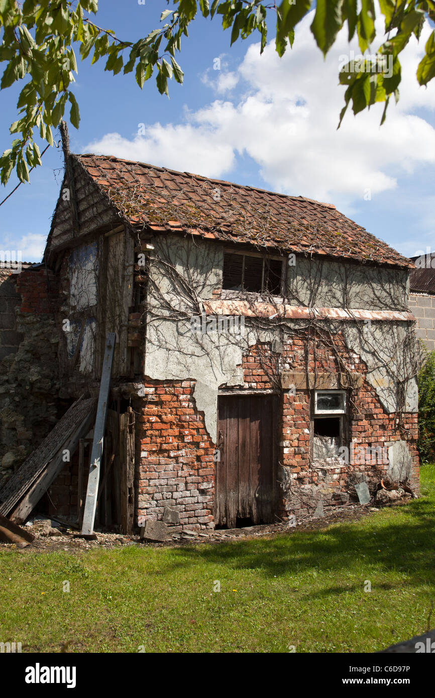 Sgangherate malandato edificio del paese Foto Stock