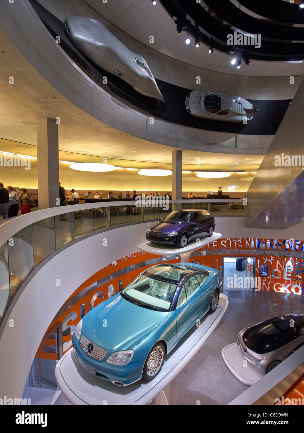 Mercedes Benz Museum di Stoccarda Germania Foto stock - Alamy