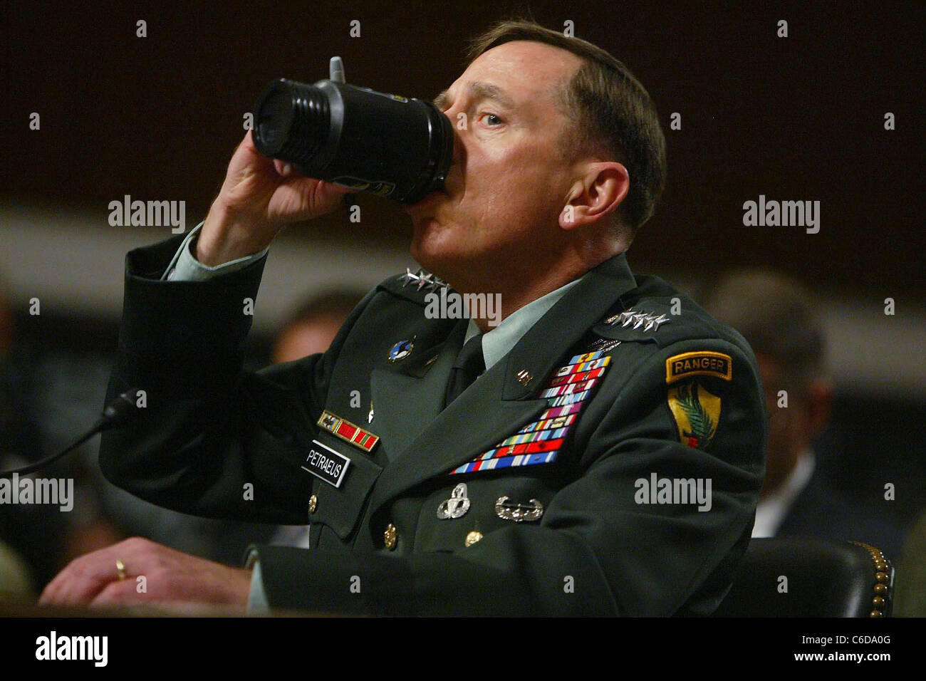 Gen. David Petraeus servizi armati Comitato presieduto dal senatore Carl Levin organizzato un' audizione su gen. David Petraeus' nomina Foto Stock