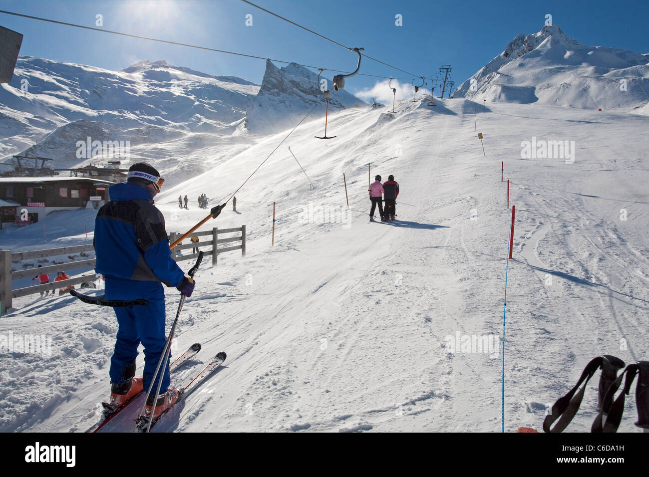 Skifahrer lassen sich mit dem Schlepplift auf den Berg ziehen, sciatore presso lo skilift Foto Stock