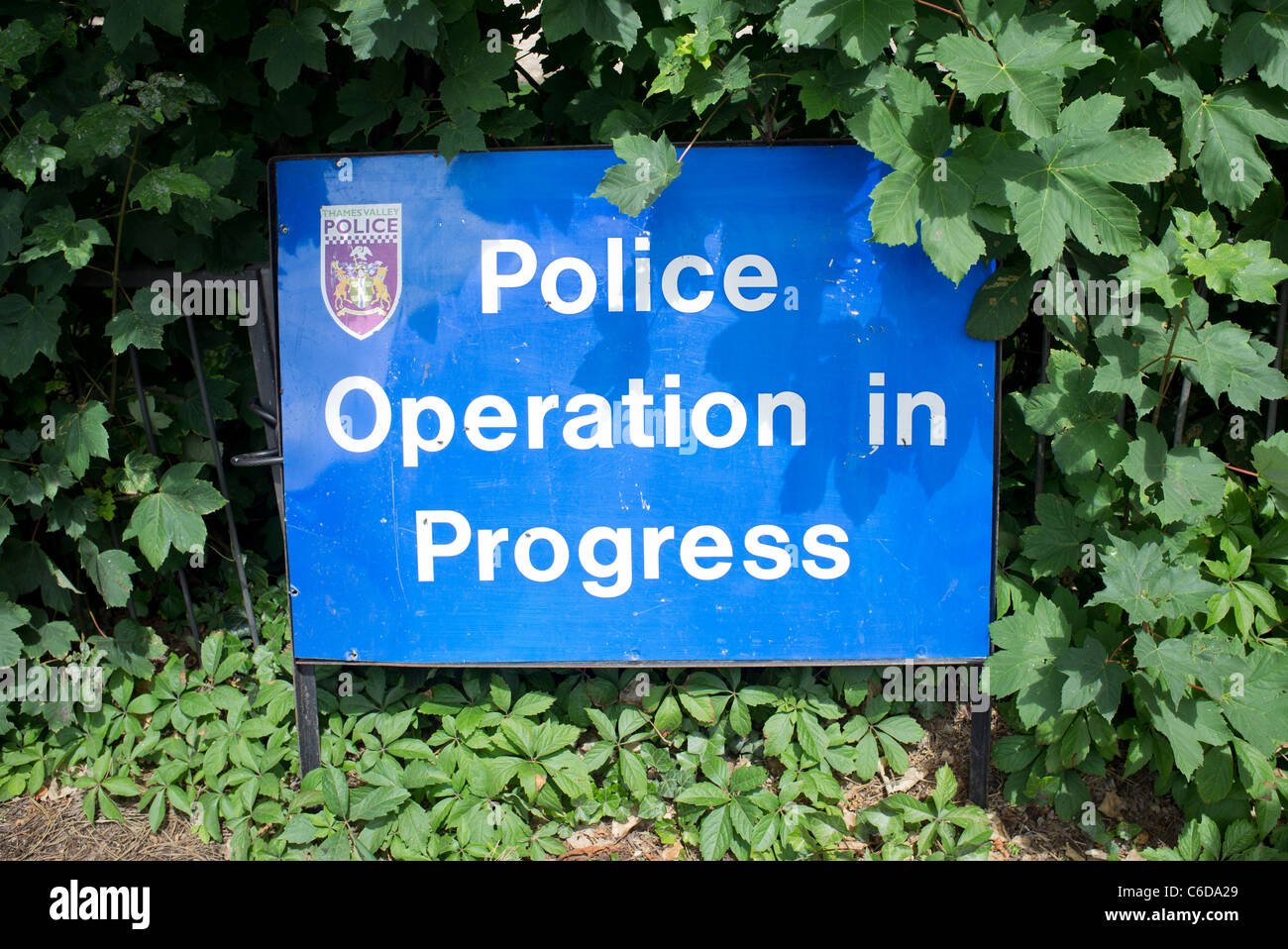 Operazione di polizia in corso cartello stradale Foto Stock