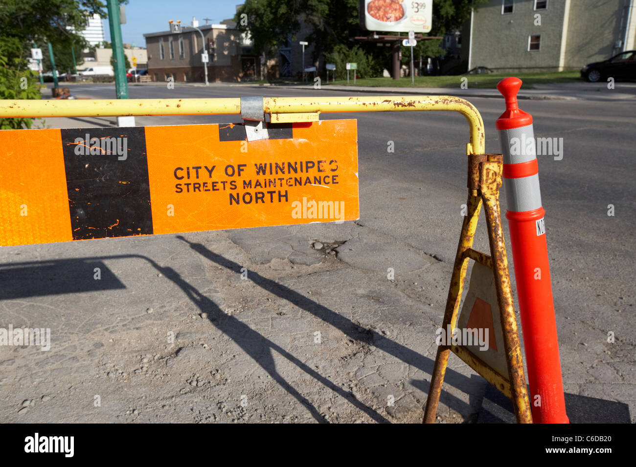 Città di Winnipeg strade manutenzione marciapiede rotto barriera stradale di sicurezza di Manitoba in Canada Foto Stock