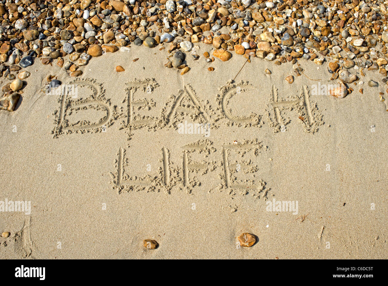 La vita in spiaggia scritto nella sabbia Foto Stock