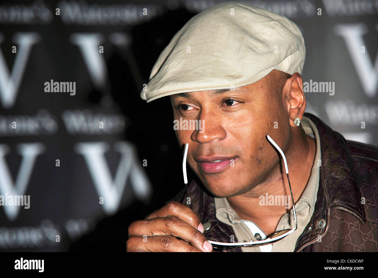 LL Cool J segni copie del suo nuovo libro LL Cool J di platino 360 dieta e stile di vita: una guida Full-Circle per sviluppare il vostro Foto Stock