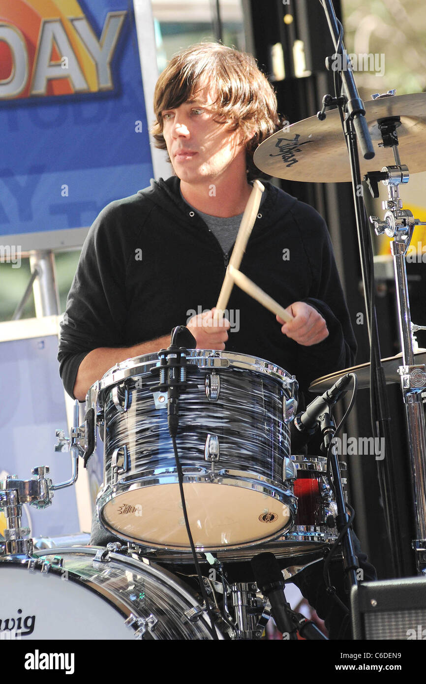 Matt Flynn Maroon 5 di eseguire sul NBC's "oggi" tenutasi presso il Rockefeller Center di New York City, Stati Uniti d'America - 02.07.10 Foto Stock