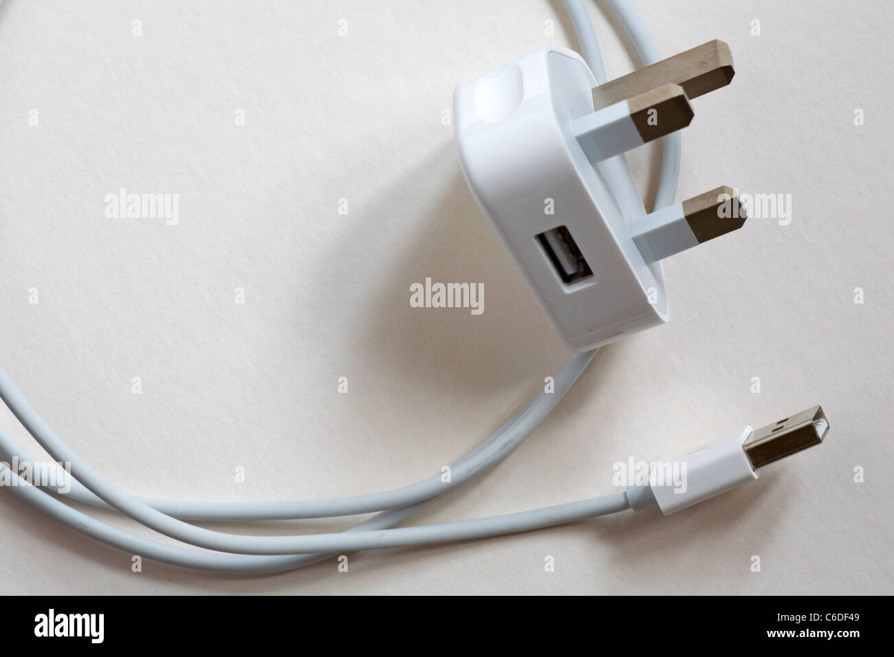 Connettore maschio con tre pin e adattatore USB per iphone 4 iphone4 su sfondo bianco Foto Stock