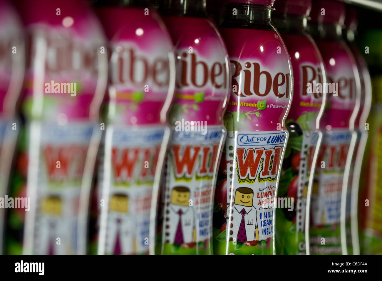 Una fila di lampone Ribena bottiglie in un negozio Foto Stock
