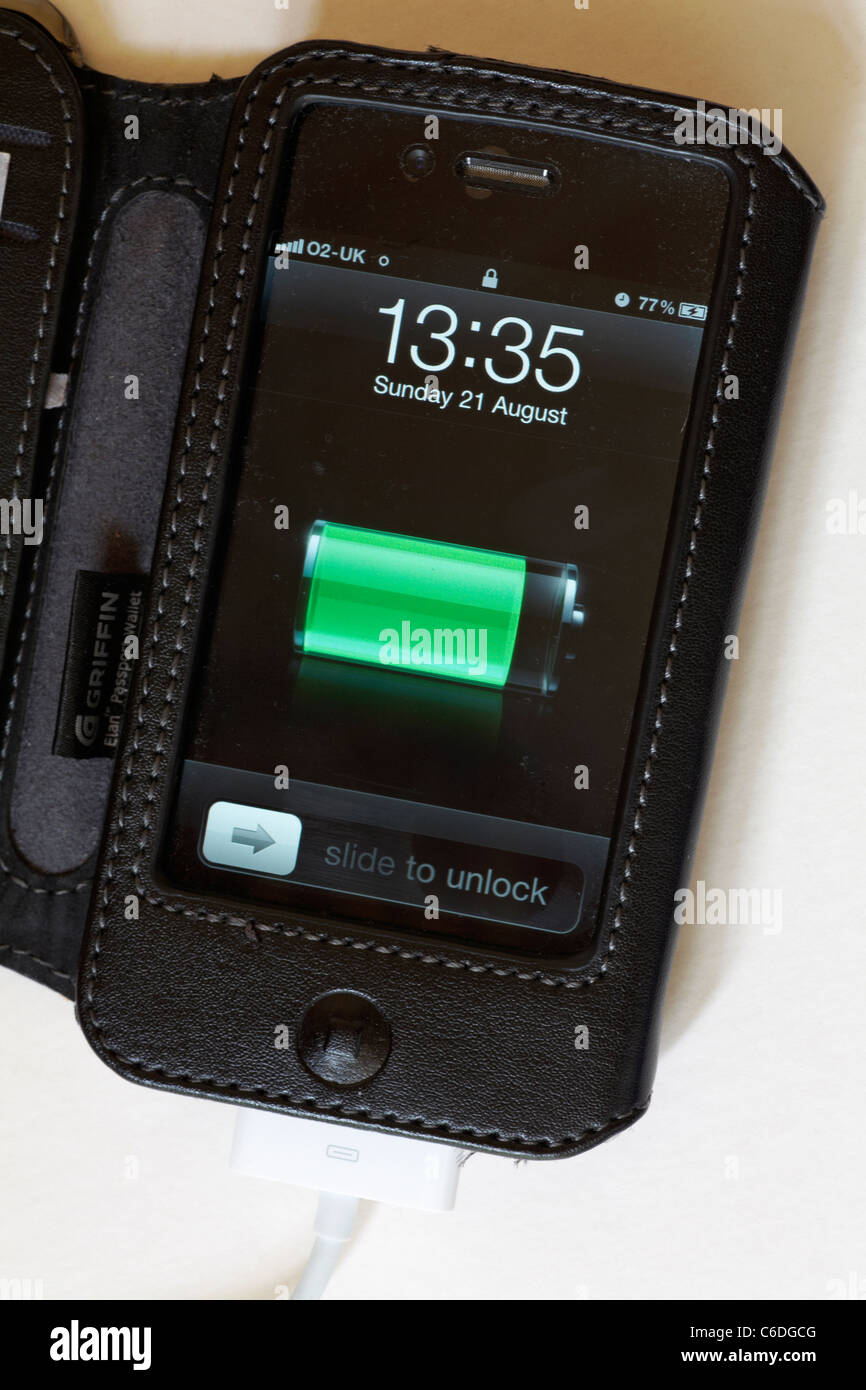 Stato di controllo del caricabatteria su iPhone 4 impostato su sfondo bianco Foto Stock