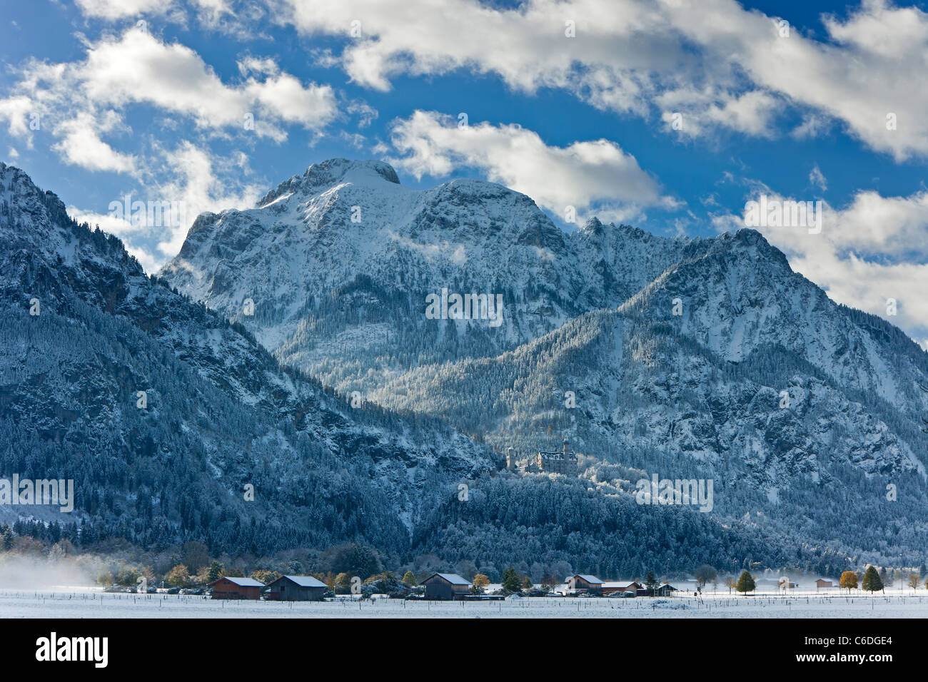 In Germania, in Baviera, Oberbayern, montagne innevate che circonda il castello di Neuschwanstein Foto Stock