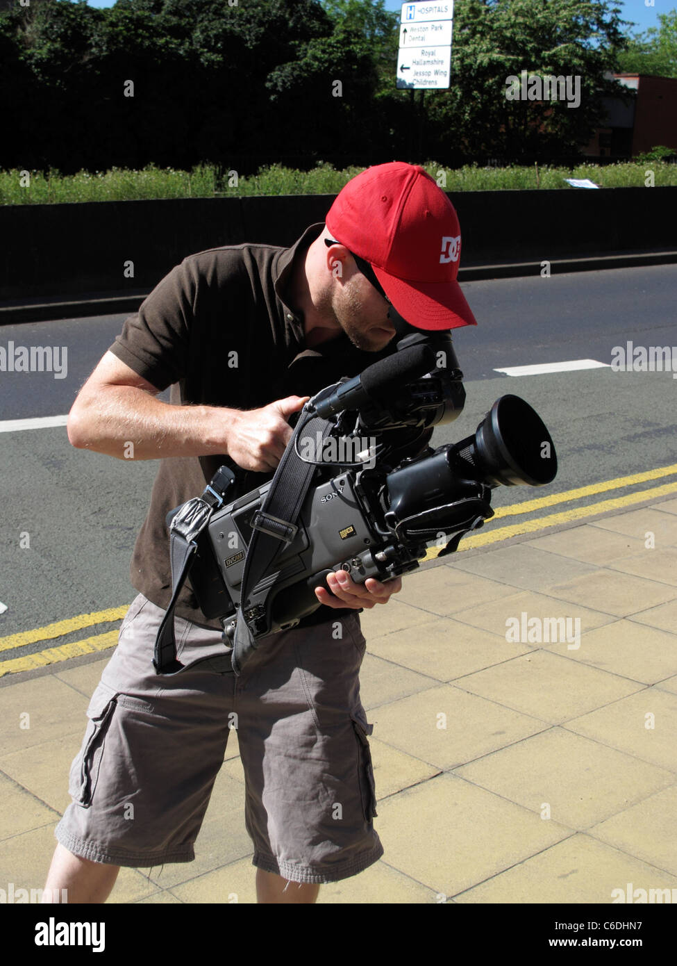 News cameraman nel centro della città di Sheffield South Yorkshire Inghilterra Foto Stock
