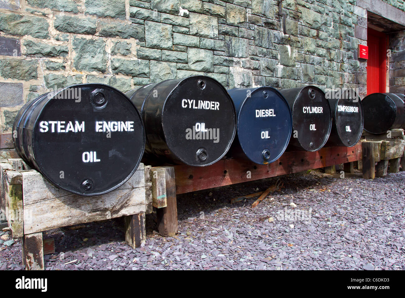 Serbatoi di olio alla Welsh National Slate Museum, Llanberis nel parco nazionale di Snowdonia, Galles. Foto Stock